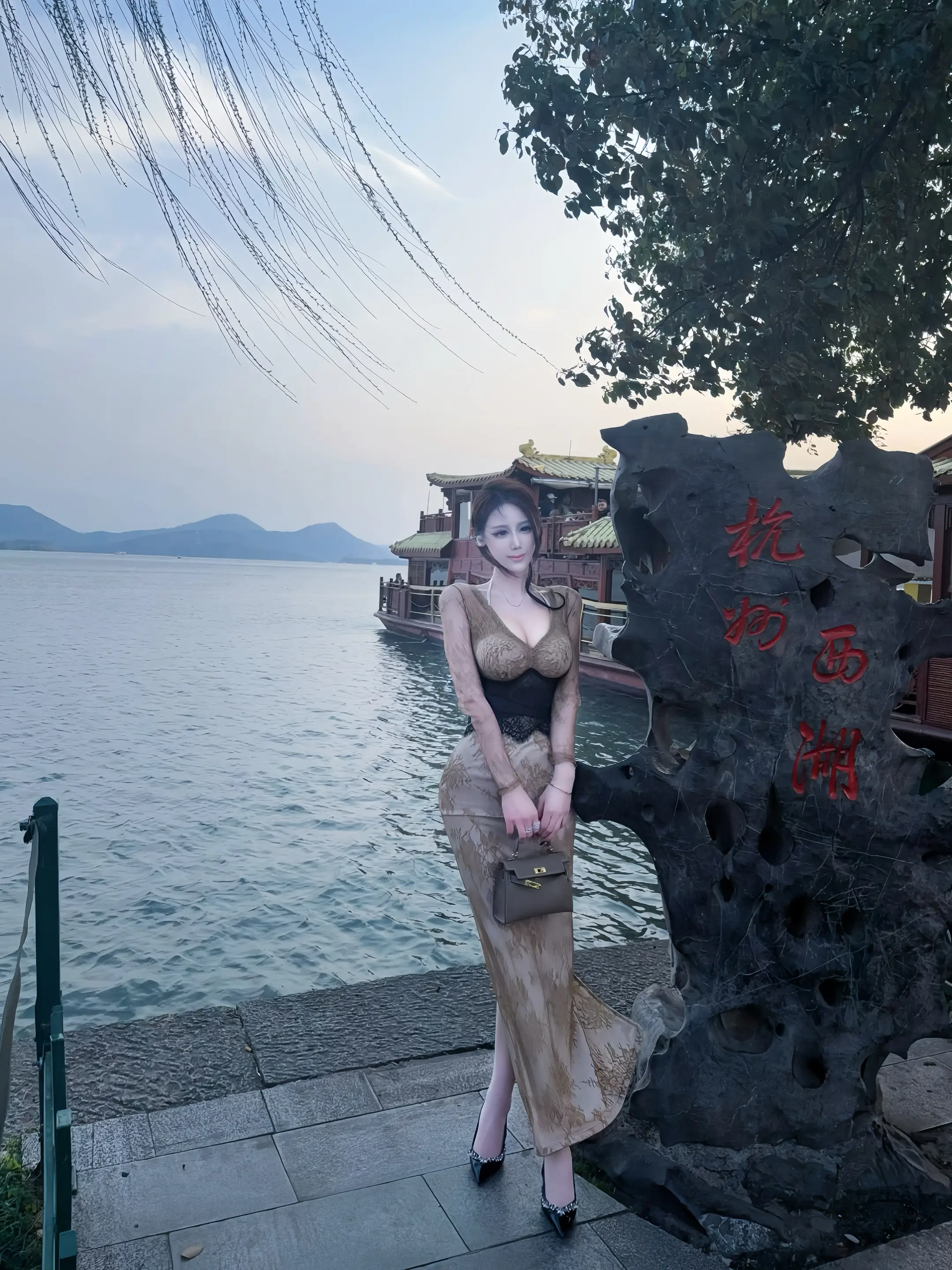 你问西湖水 偷走她的几分美。
