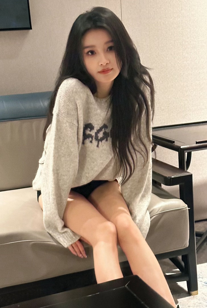 孙怡的发量 孙怡的头发大概是她被低估的优势。脸好看是公认的，但发量多也很加分。下