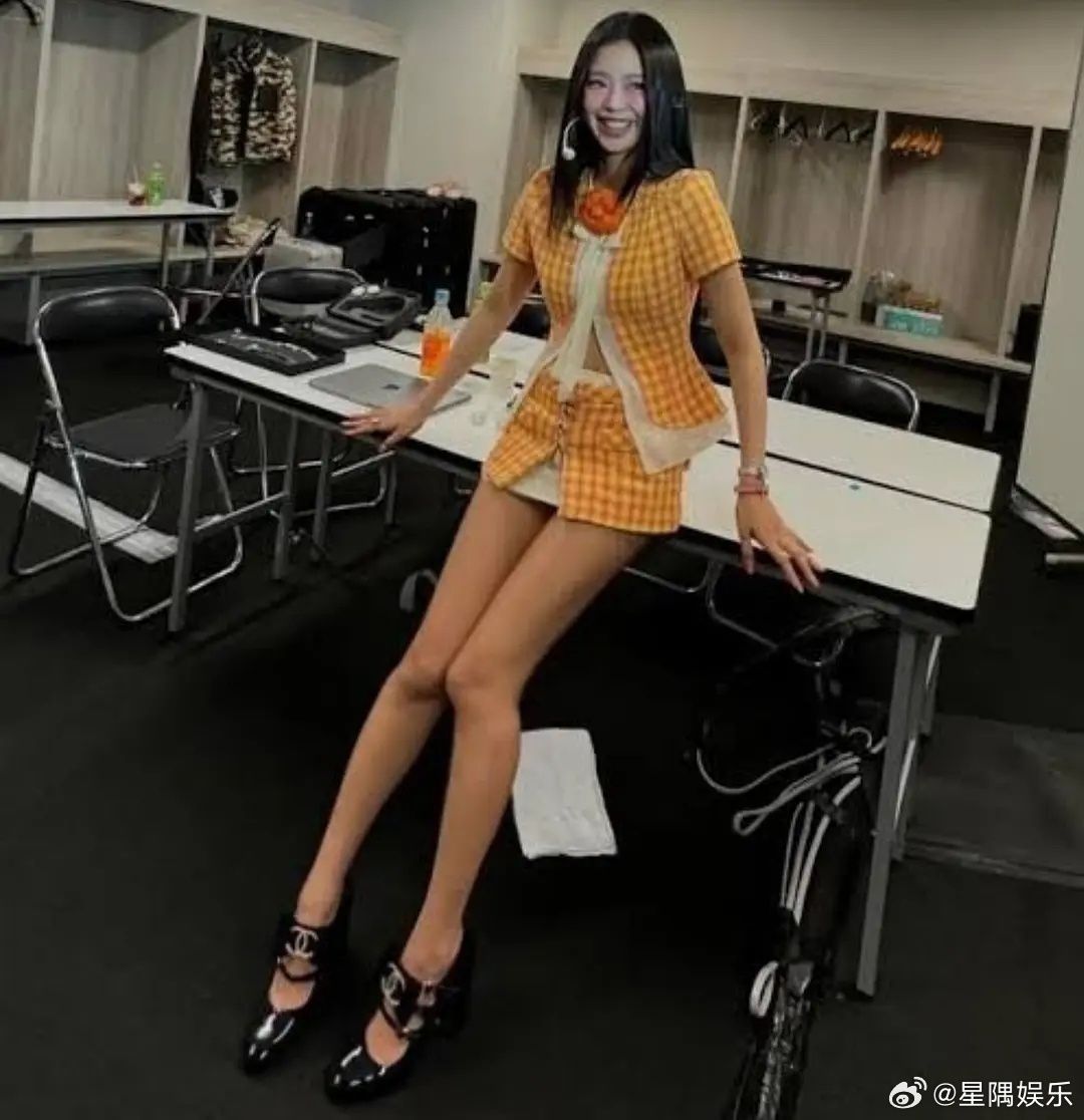 jennie的腿长也是个迷 ​​​