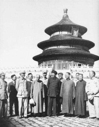 [微风]1949年9月，原大清官员陪毛主席在天坛游玩，突然，毛主席问其中一位：“
