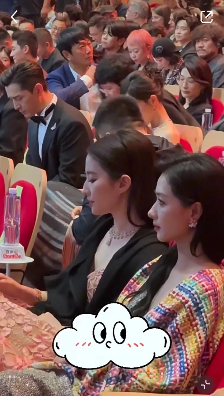 这是不是就叫“侧颜杀”？
大美女跟大美女，万茜和刘亦菲的侧颜绝了！她俩的鼻子真的