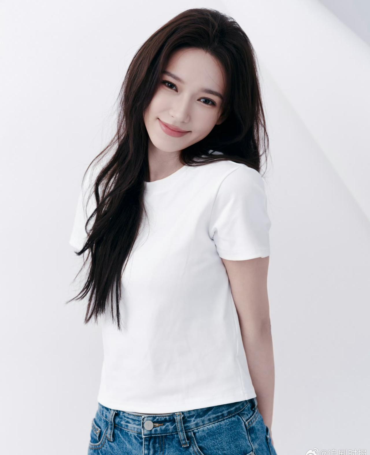 程潇的28岁，程潇白T牛仔裤素美生日照，恭喜美貌潇潇成功打入新岁，生日快乐，期待