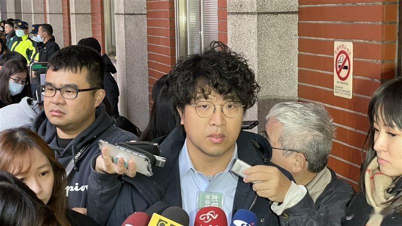 绿营民代沈伯洋发惊人之语，叹“民代的专业取决于助理的专业”，网友酸爆，那不如让助