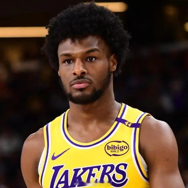 湖人跟雄鹿的季前赛，布朗尼又一次证明自己还打不了NBA比赛。出场6分钟，4投0中