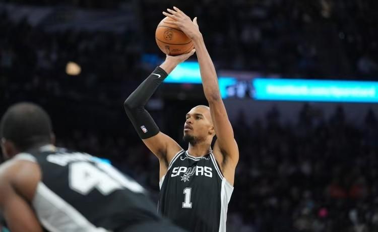 别看文班亚马的16分16板，一个数据，刺穿了马刺的遮羞布：0助攻。
当你的建队核