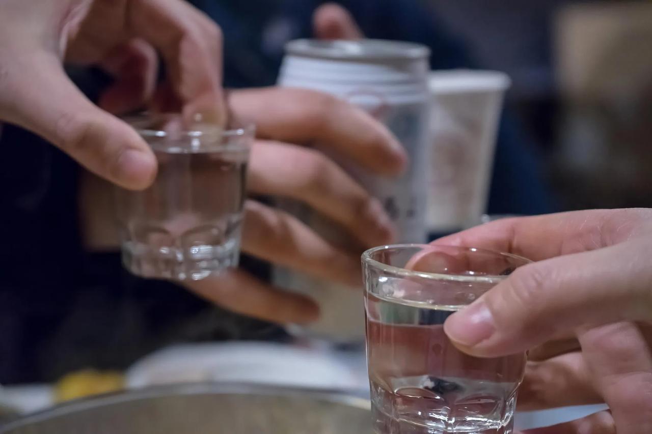 陕西富县，男子参加同学婚宴，和其他5人同坐一桌，男子邀请他们喝酒，被其中4人拒绝