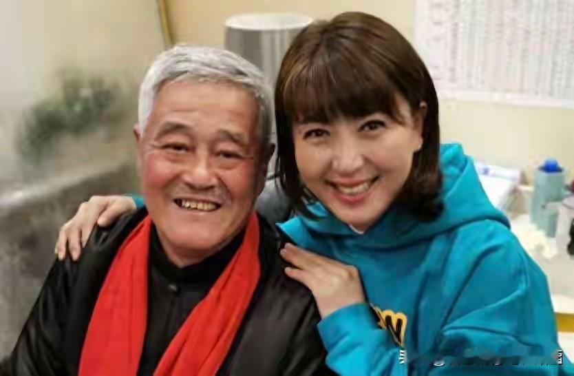 原来本山大叔早在多年前就已经敲打过闫学晶，奈何这大姐根本就不听

闫学晶：“我已