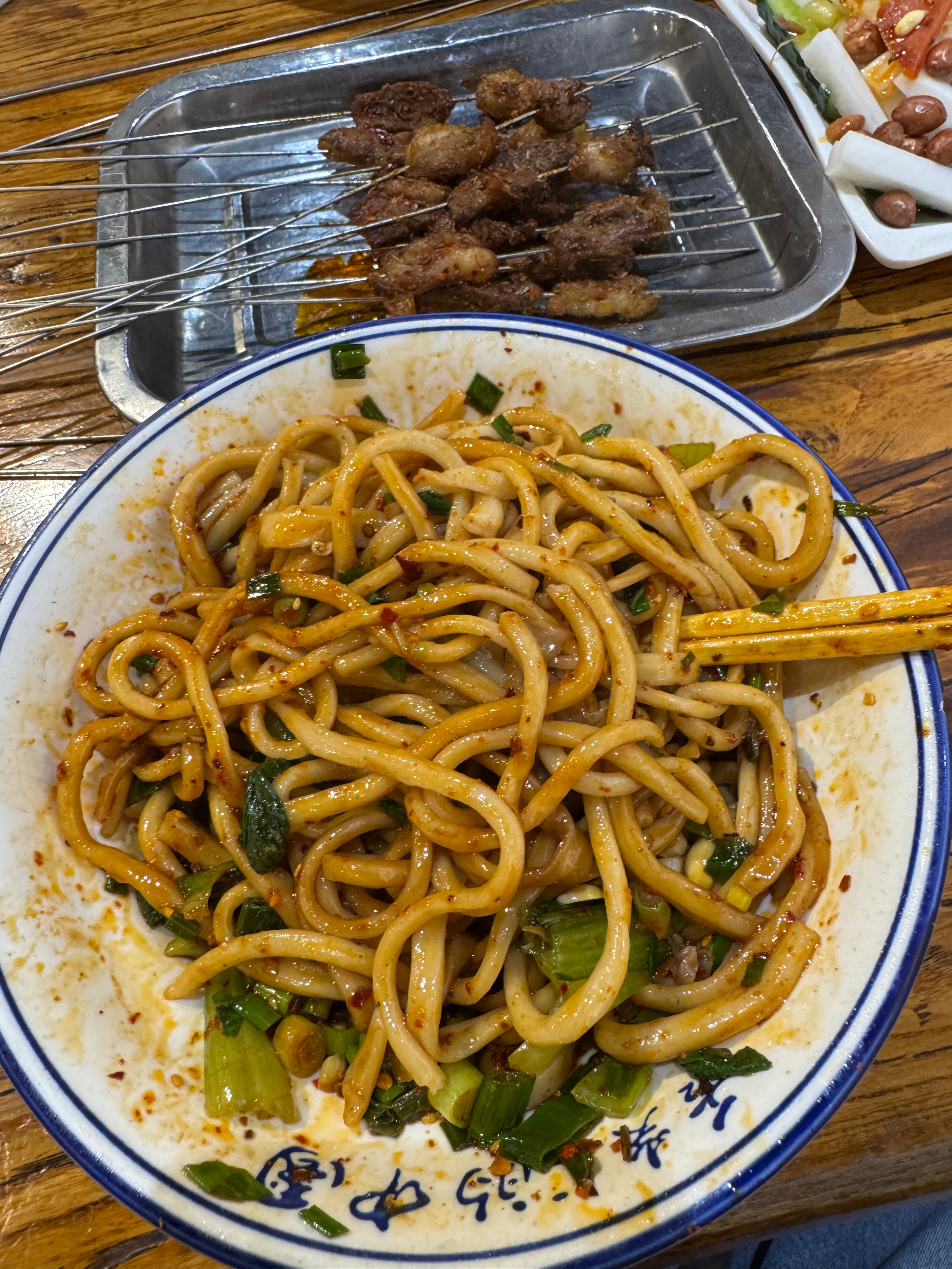 太厚道太晕（两大口就给我晕住了）太顶某人一上来：一个肉夹馍，一碗四合一，一碗油泼