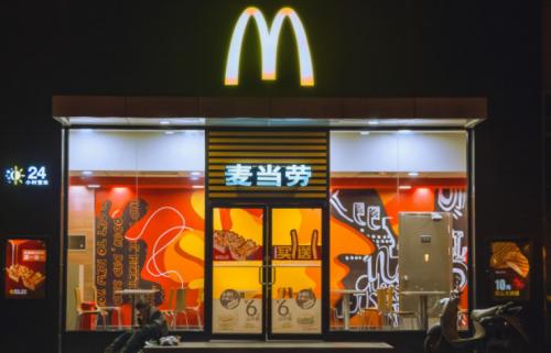 餐饮属于服务行业，麦当劳员工辱骂顾客，素质堪忧，瞧把它给能的！