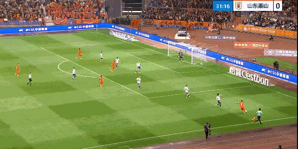 山东泰山彻底被云南玉昆打崩溃了，比赛第32分钟奥斯卡再进一球，个人梅开二度，云南