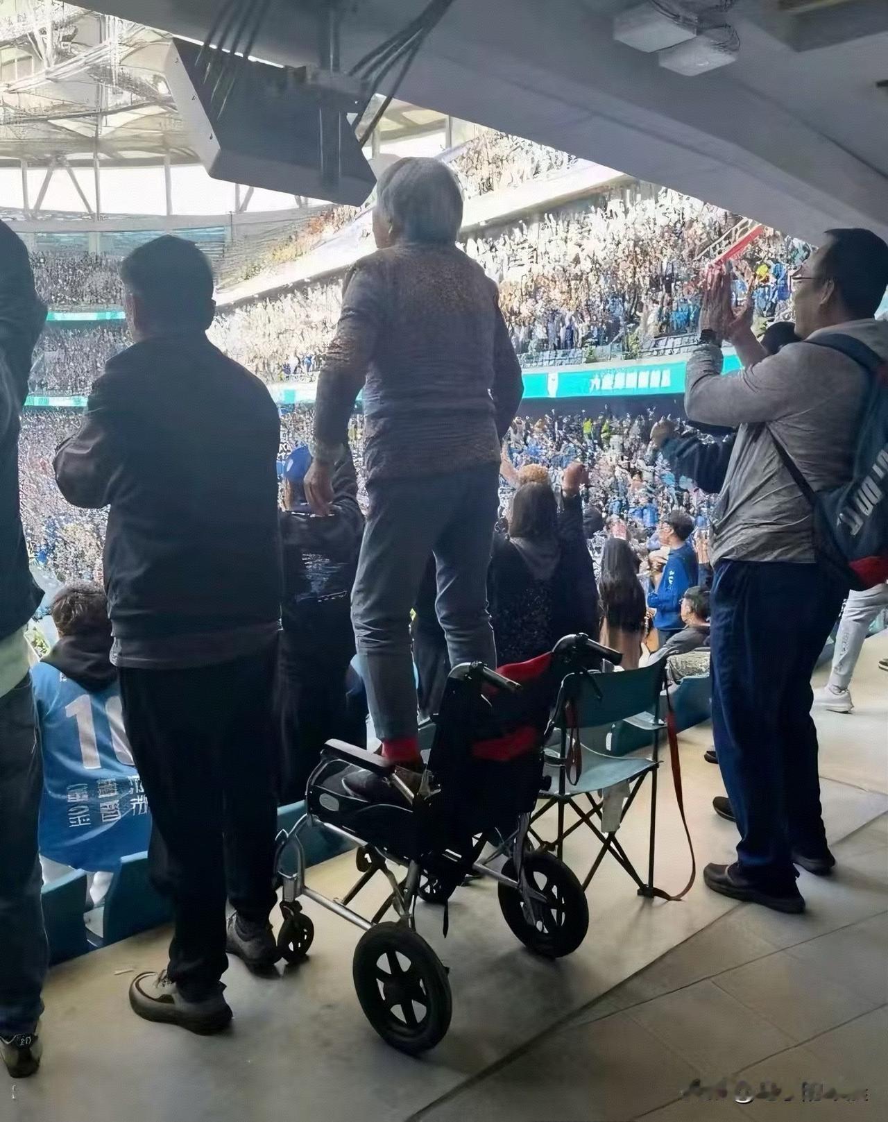 大连的足球底蕴此刻具象化了！简直是医学奇迹啊