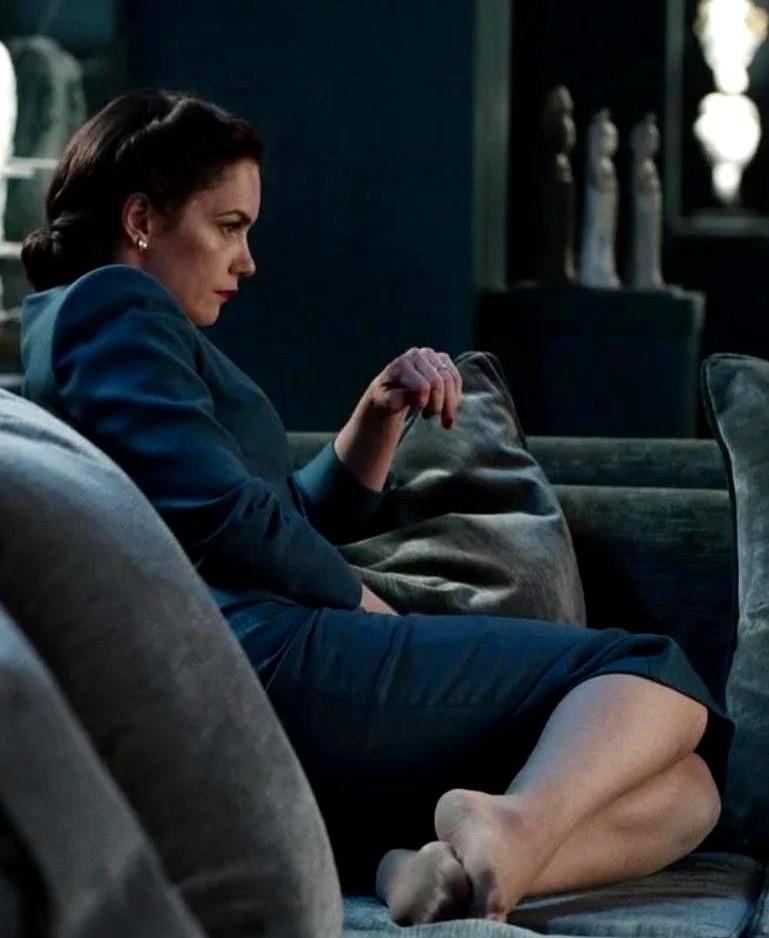 她演活了“继母的天花板”，现实里却稳得可怕。

英国演员露丝·威尔逊，在《黑暗物