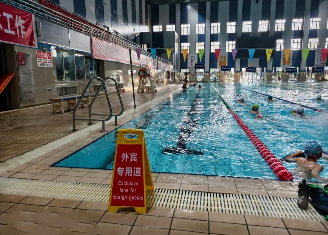 荆州这家游泳馆，一块“外宾专用道”的牌子为何引起这么大的舆情，我想可能与我们中国