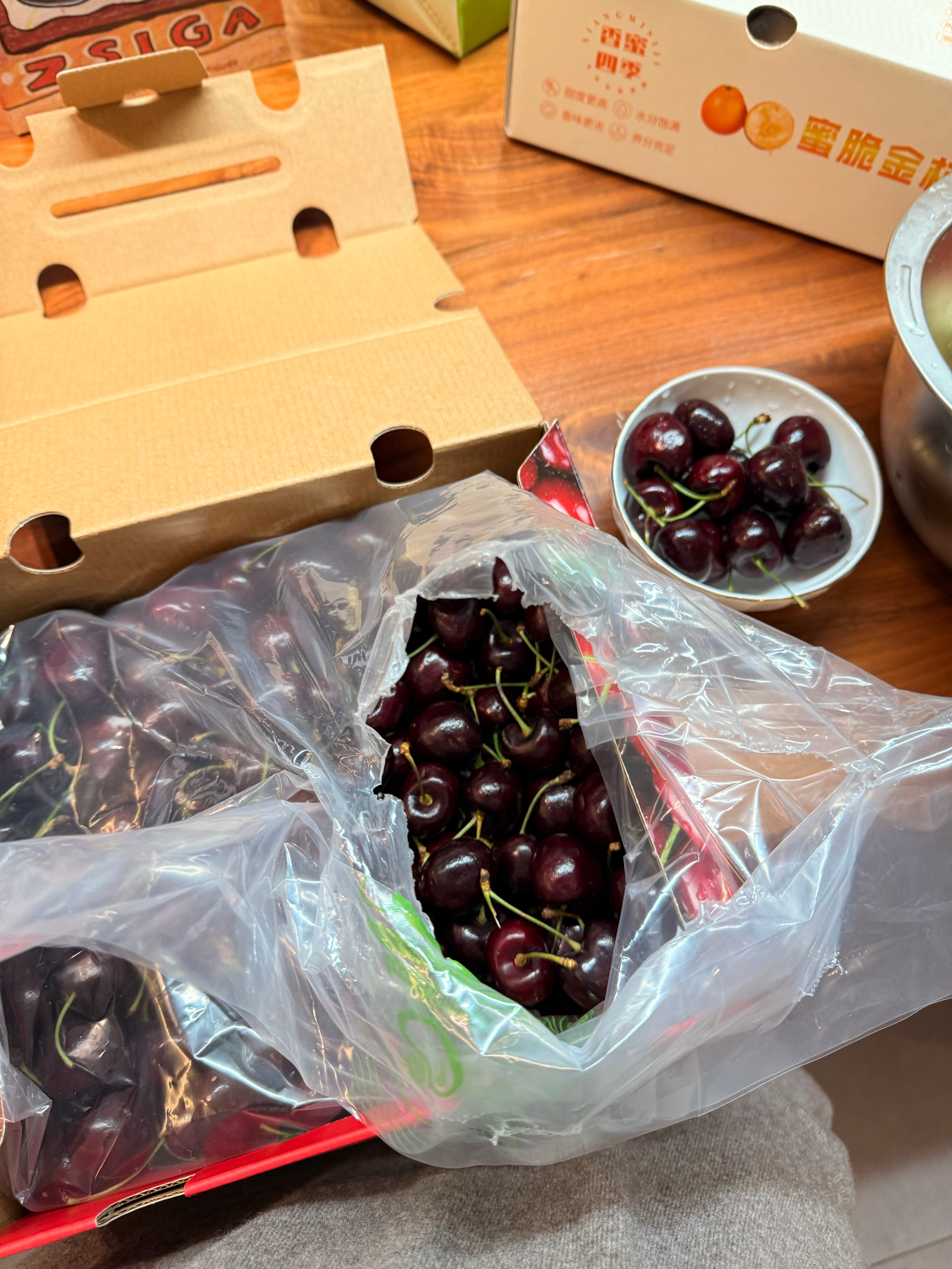 新年快乐幸福就是好朋友把草莓屁股切掉留下草莓尖尖 