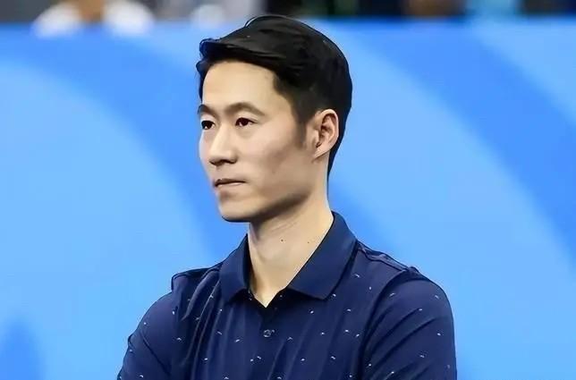 林诗栋退赛了，

不是世界杯，

是重庆冠军赛。

医生说他肩袖撕裂，手已经开始