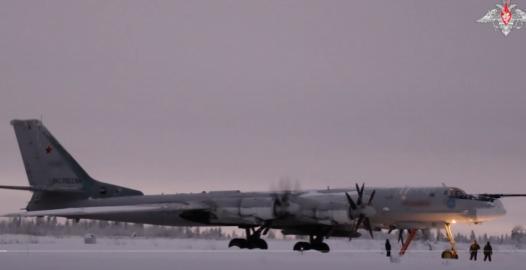 【俄罗斯轰炸机飞向英国，北约被迫做出回应。】 据《镜报》报道，北约紧急出动战斗机