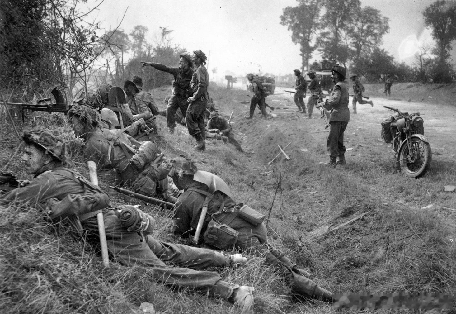 1944年7月19日一支英国步兵部队在卡昂附近的公路沟渠中就位，等待进一步行动，