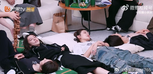 彭小苒睡眠疗愈法乘风2025彭小苒训练时发现乐器能疗愈身心，赶忙召集其他组姐姐。