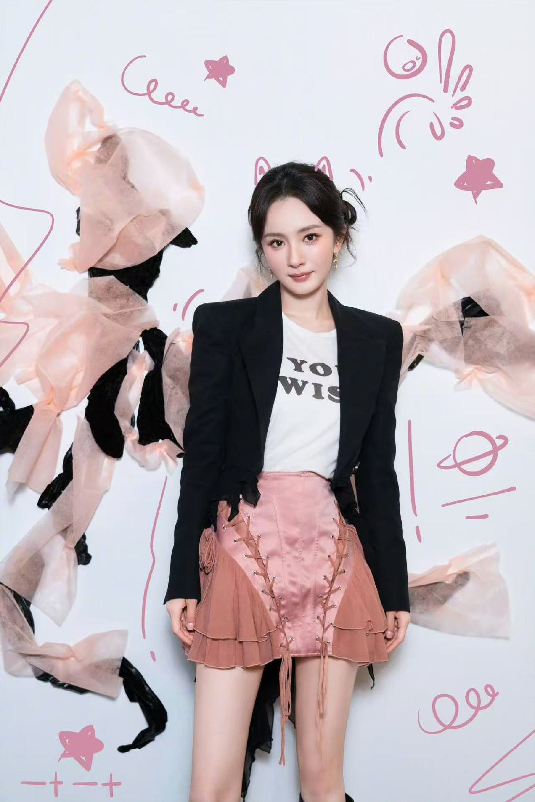 杨幂黑西装粉裙杨幂黑粉撞色造型 ​啊啊啊美晕了 ​​​