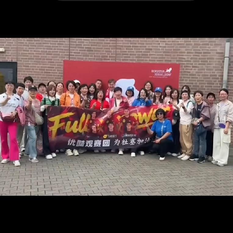 樊振东真正的顶级排面，
从来不是刻意追捧，
是实力换来的双向奔赴！
 
在异国他