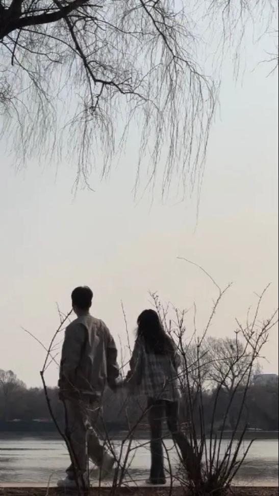 1. 不用刻意伪装，做最真实的自己
不用装懂事、装开朗，累了可以沉默，脾气差不用