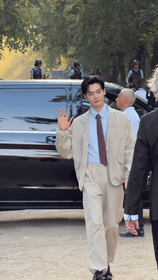 龚俊巴黎G社生图状态求求俊俊收一收魅力，无修生图帅得我挪不开眼