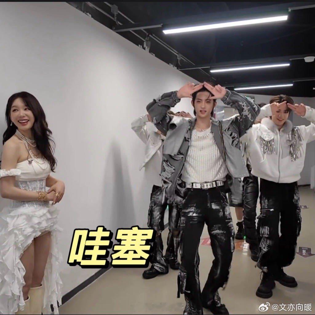 ADD好像得了火箭少女真传 星光大赏ADD跳《月亮警察》鲨疯啦！冷烟花下动作超齐