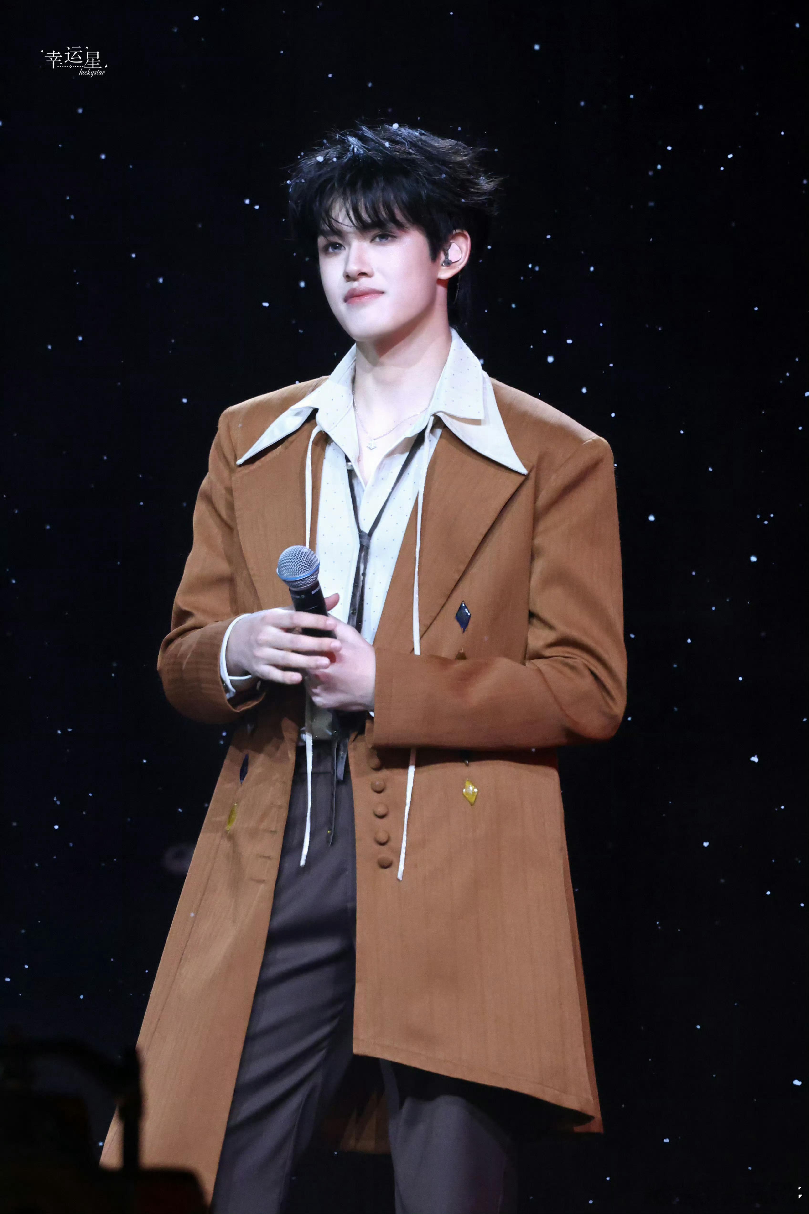 张极唱了重庆话rap张极重庆话表白粉丝🌟惊喜舞台持续解锁！张极重庆方言rap爆