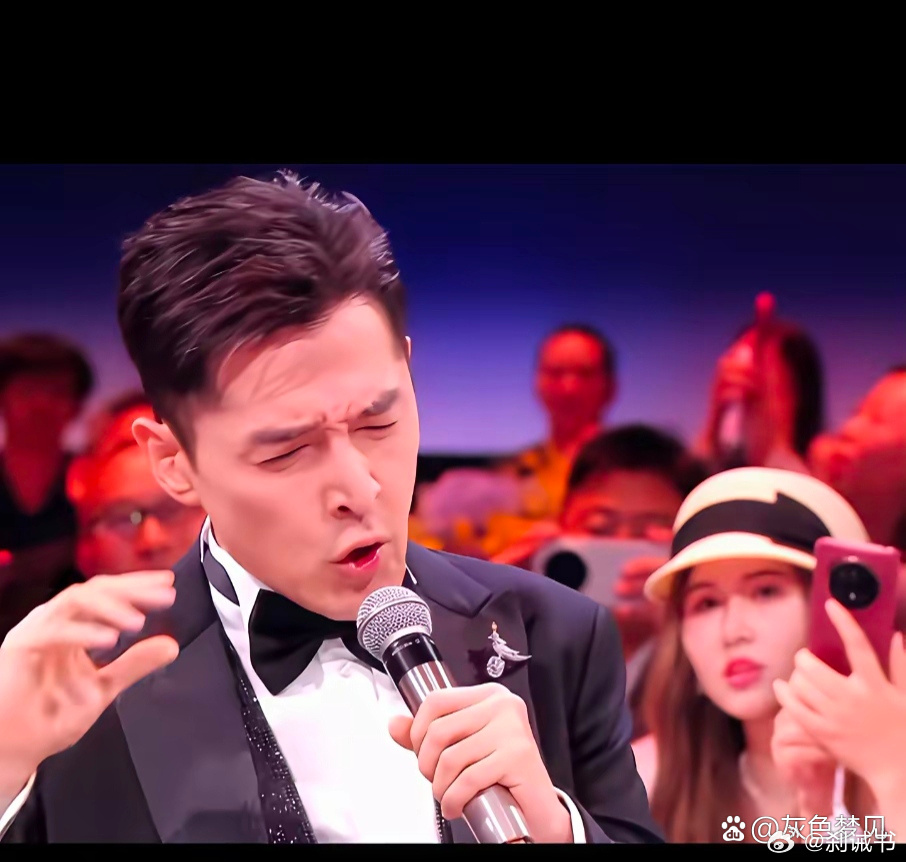 提词器崩了，胡歌嘴没停，词全变了，现场反而炸了。他唱到一半，屏幕直接卡死。换别人