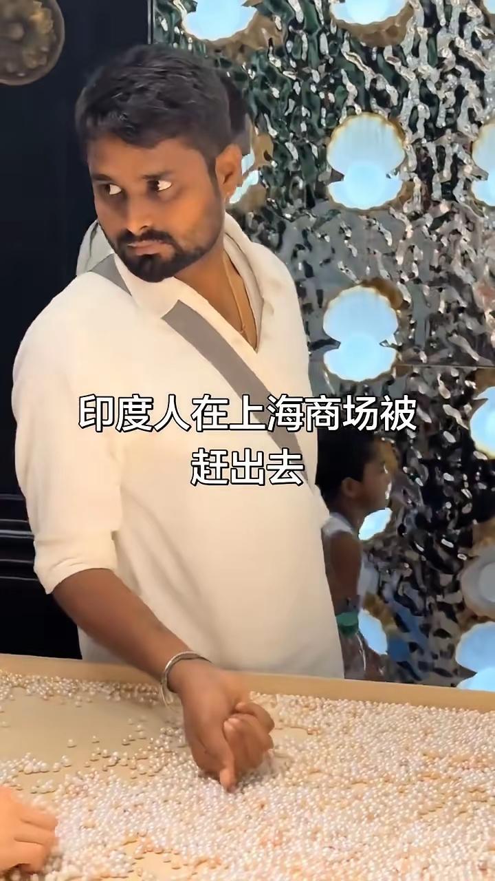 上海闹市区的一家热门餐厅，一对穿着考究的印度情侣本是正常消费，点餐、候餐时都低调