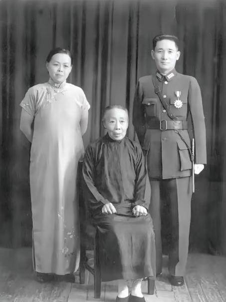 没想到民国手握重兵的陆军上将，一辈子没纳过妾，连糟糠妻的老母亲都常年带在身边奉养