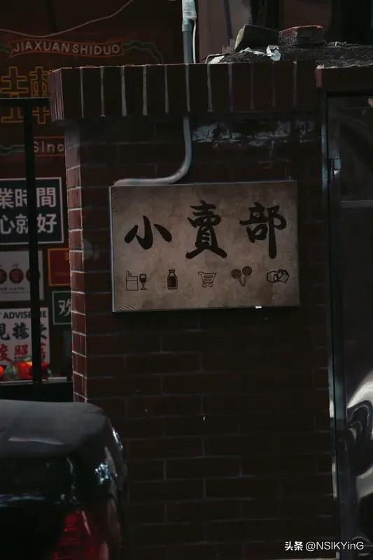 晨光推开半扇窗，晾衣绳上的水珠正悄悄数着花瓣——原来春天，就藏在每一件平凡的小事