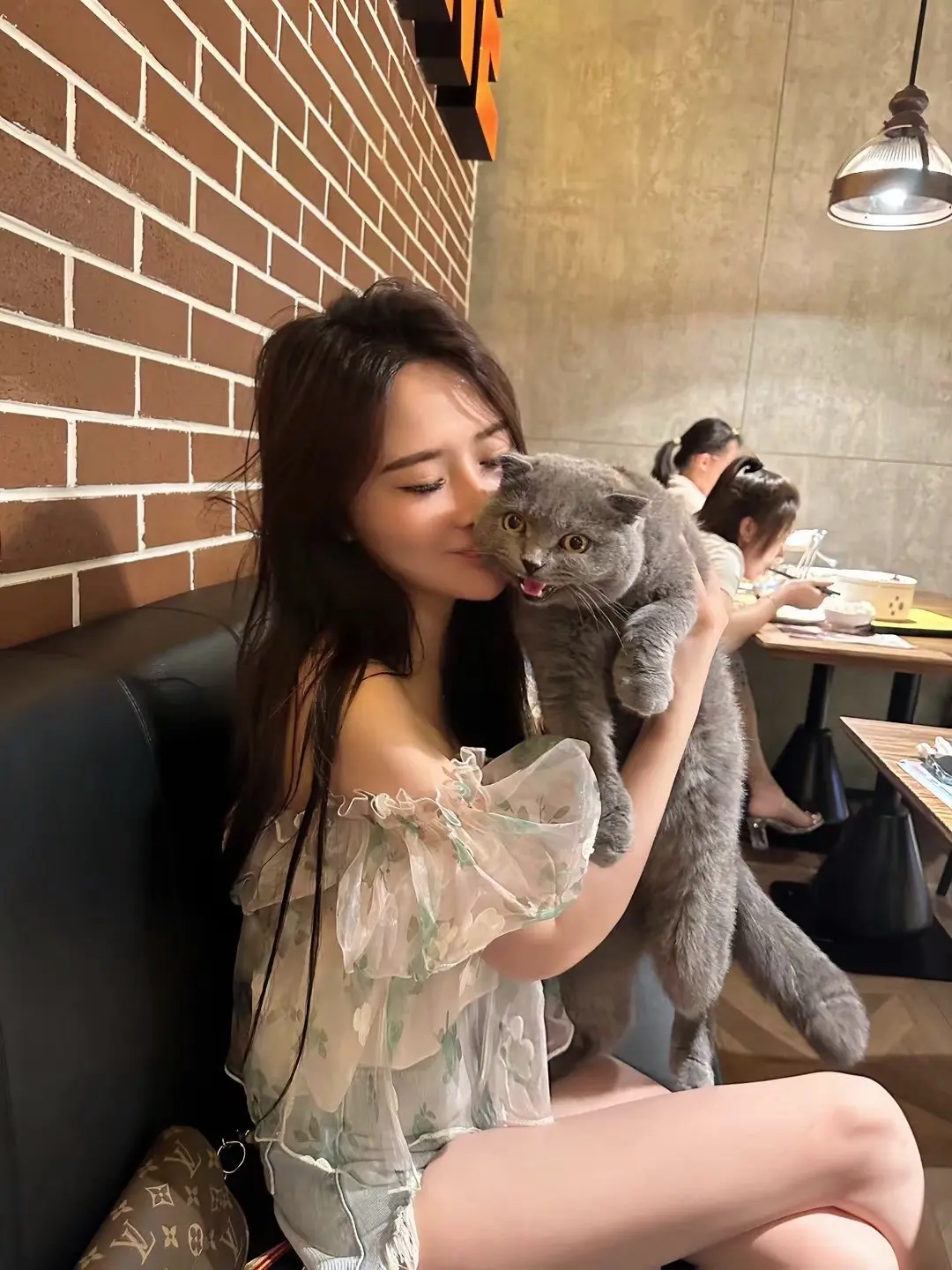 你可以什么都听  但不能什么都信  有很多关系不用风吹  自己就散了