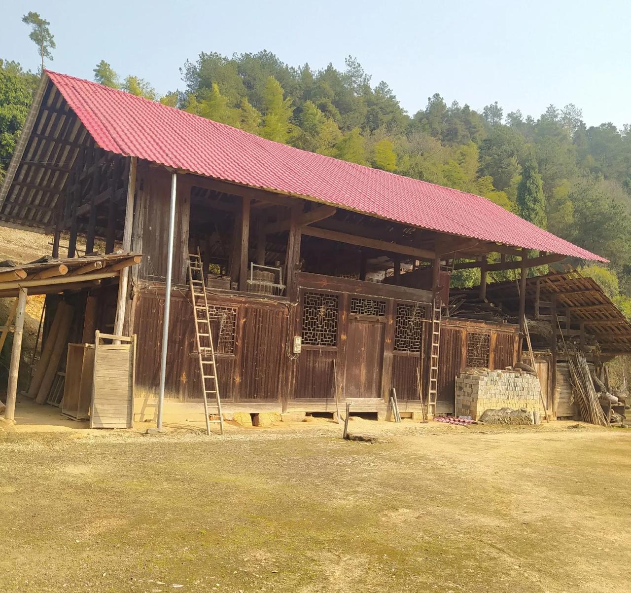 记得去年秋天，去隆回大东山找房，当看到那一带峰峦雄伟、连绵起伏的山脉时，我莫名哭