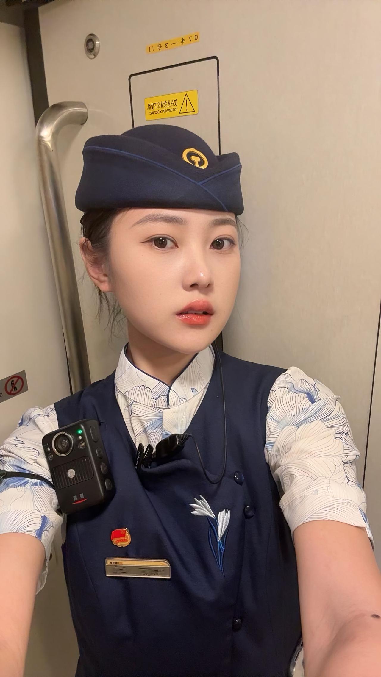 我高铁乘务员比空姐差吗
