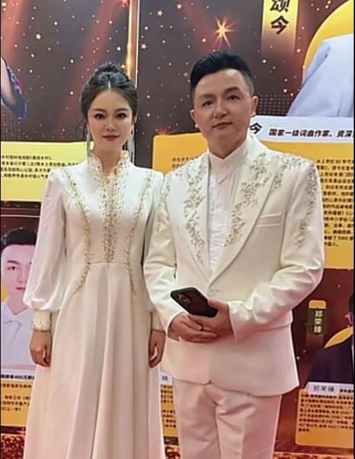 由王紫菲作词作曲、九哥小虎牙演唱的《永不褪色》，全网播放量已达22.5亿。
王紫