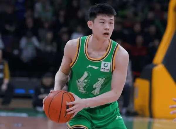 上半场结束前，辽篮的进攻依旧有些别扭，半场结束时他们尚且落后1分。
李晓旭一记侧