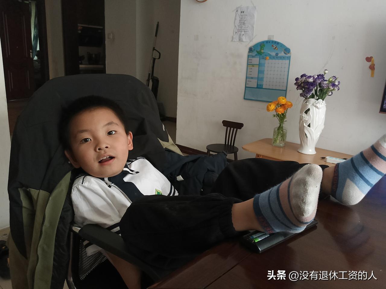 儿子才开学，我又和老婆吵了一架。

本来想着，这个学期让儿子在学校午托。就是统一