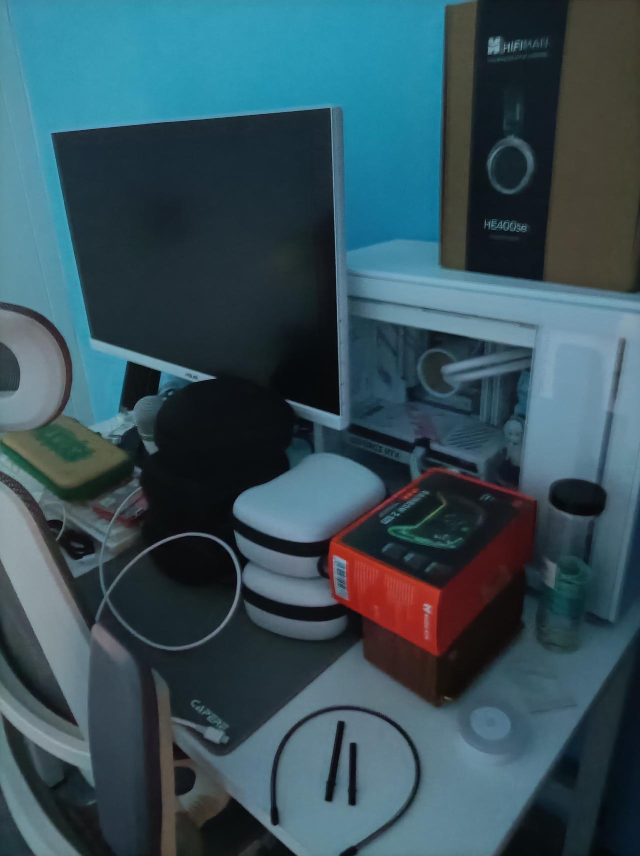 随手拍张照看看我孙子房间里的东西，多不多？游戏手柄一大堆，不过他整理得挺好的[赞