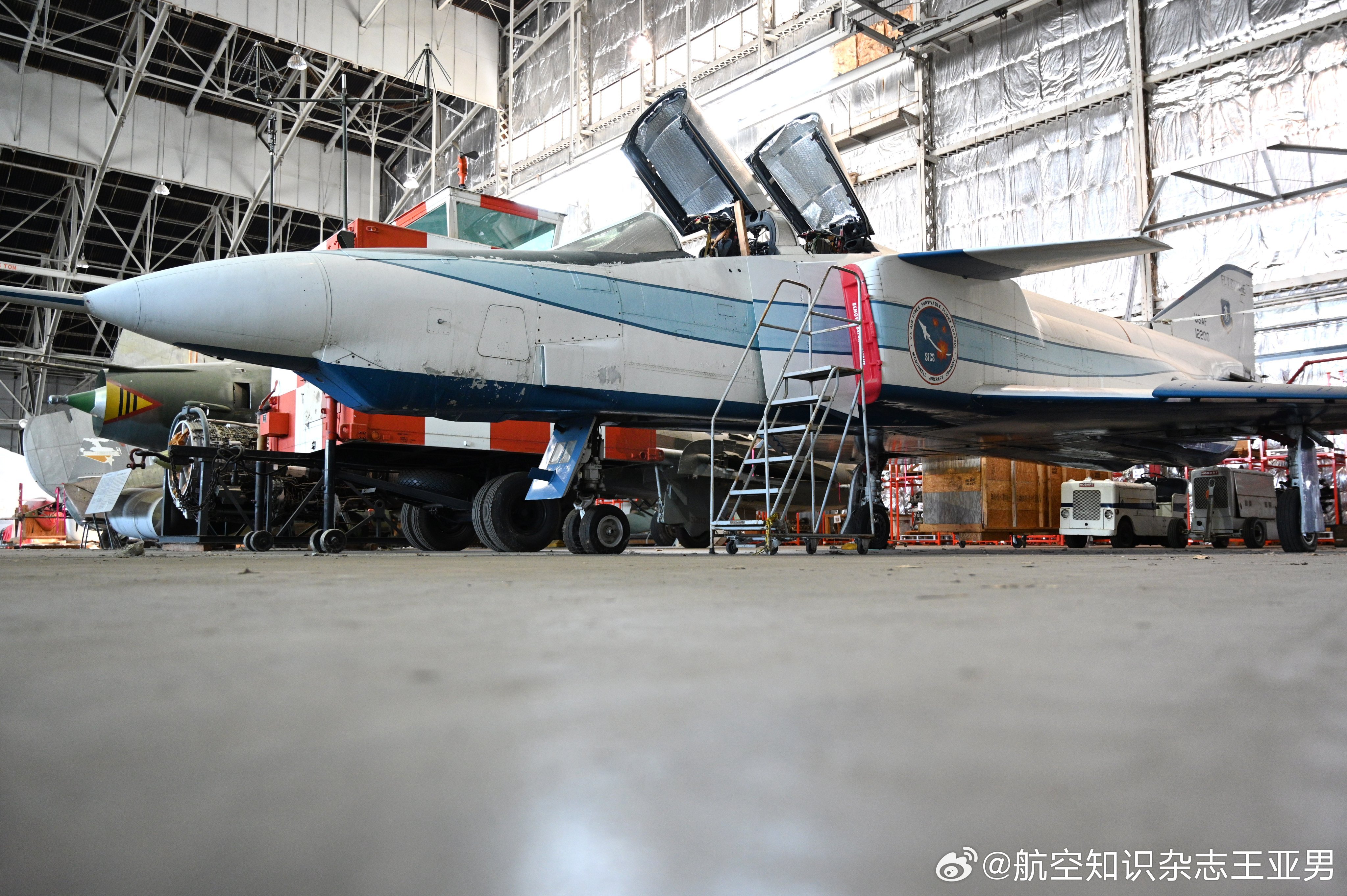 #航空创作计划# 这架飞机原本是RF-4C侦察型的原型机，研制工作完成后又作为F