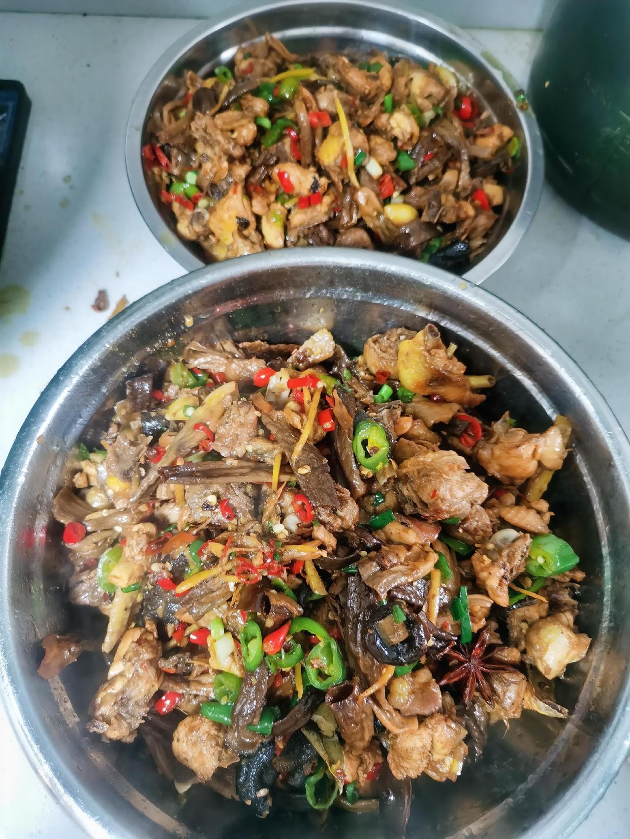 今日食堂家常菜谱：
红烧鸡块
拍黄瓜
丝瓜汤。

每天看着油烟滚滚，心中毫无涟漪