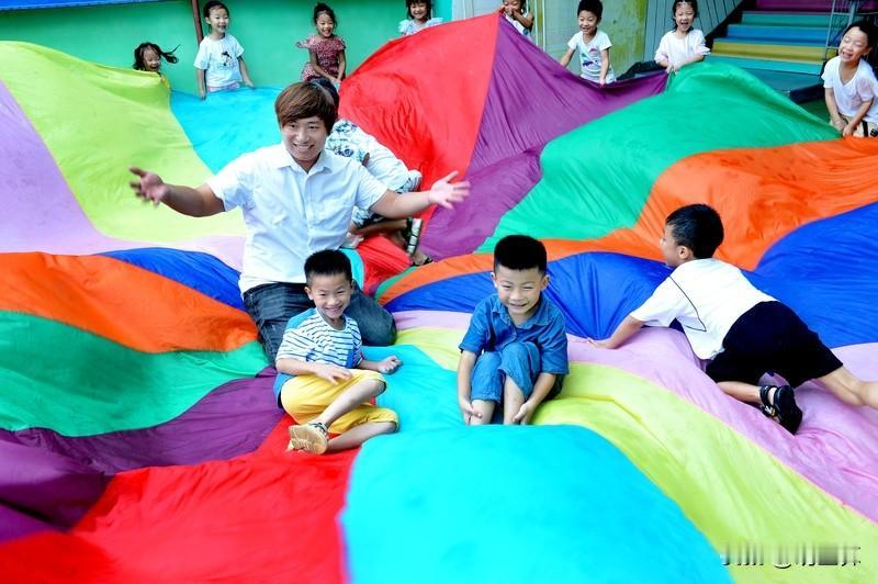 ，小朋友喊我老师我都不好意思回应，我觉得自己就是一名保姆。
想改行又没有勇气，大