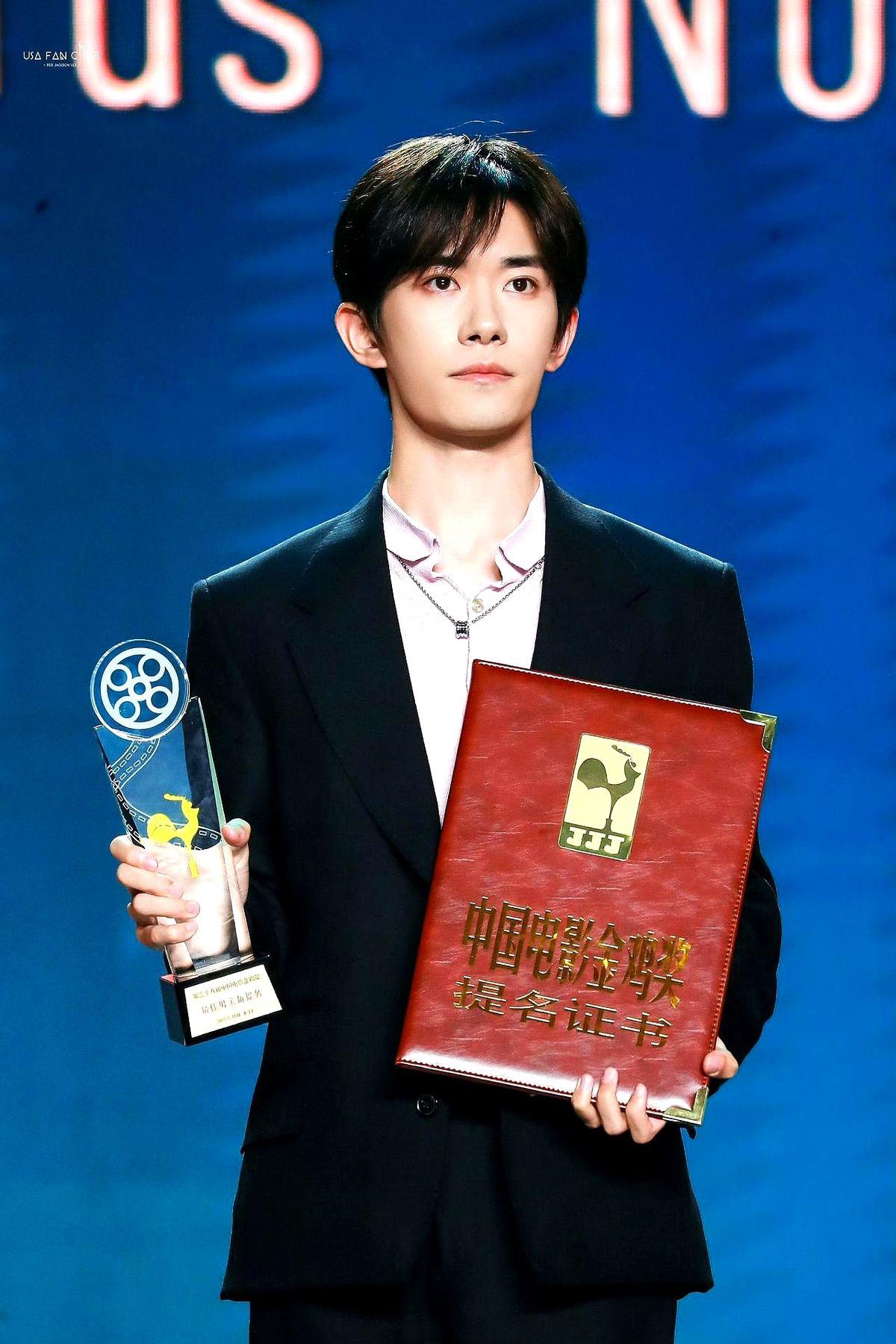 以前聊到流量爱豆，不少人第一反应就是“没演技、靠粉丝撑”。易烊千玺偏要打破这个刻