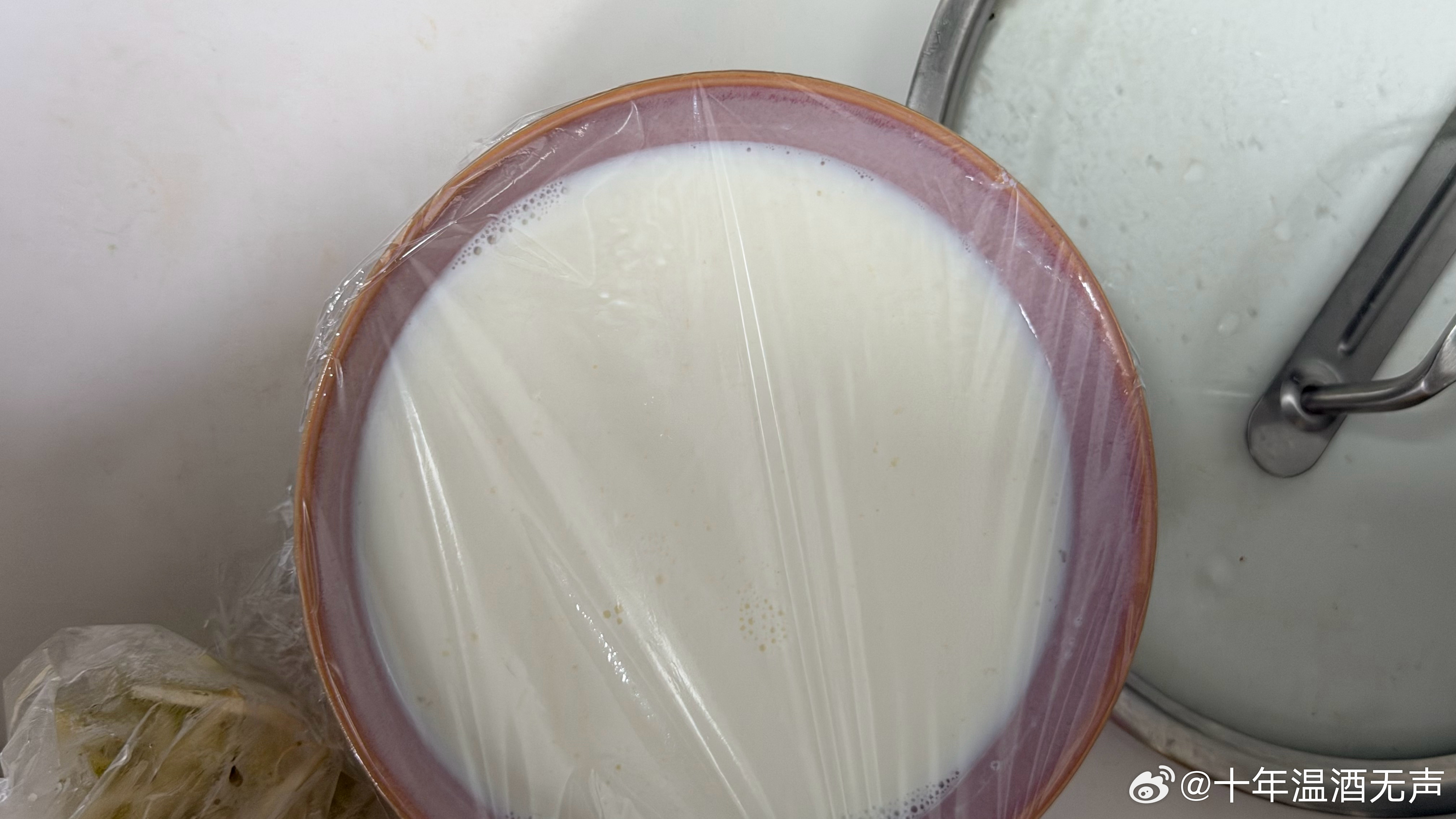 这么热的天，为了某人，在厨房琢磨一个小时，做了两大碗双皮奶。揭开保鲜膜放了一段时