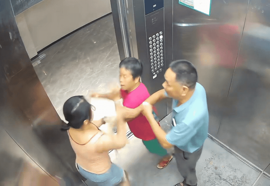 住宅楼人狗争电梯，每天每个电梯都在发生的事。
带狗搭乘电梯，还把狗绳拉的那么长，