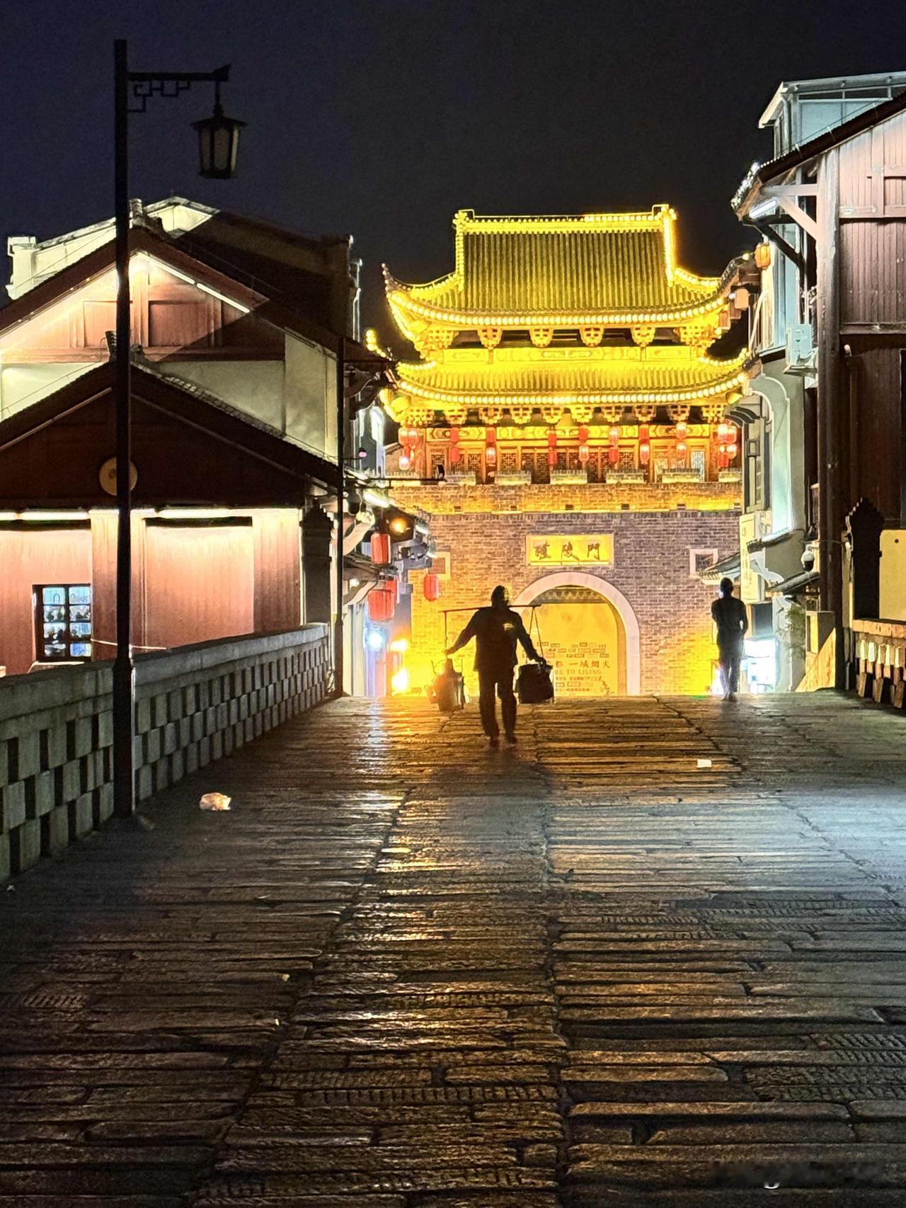 【夜探醴陵陶瓷之都】醴陵位于‌湖南省株洲市‌，被誉为"‌中国陶瓷之都‌"，拥有近