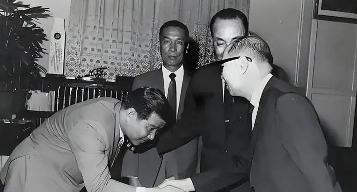1969年，香港著名的五亿探长吕乐，来到台湾，拜见严家淦。吕乐在香港社团里面，是