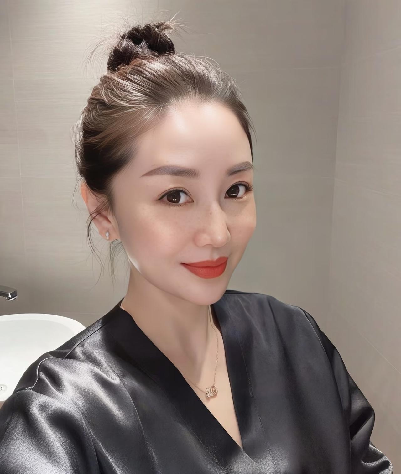 结婚有啥稀奇的，
又不是发大财了！
结婚不过是到了年纪，遇到合适的人，
两人都有