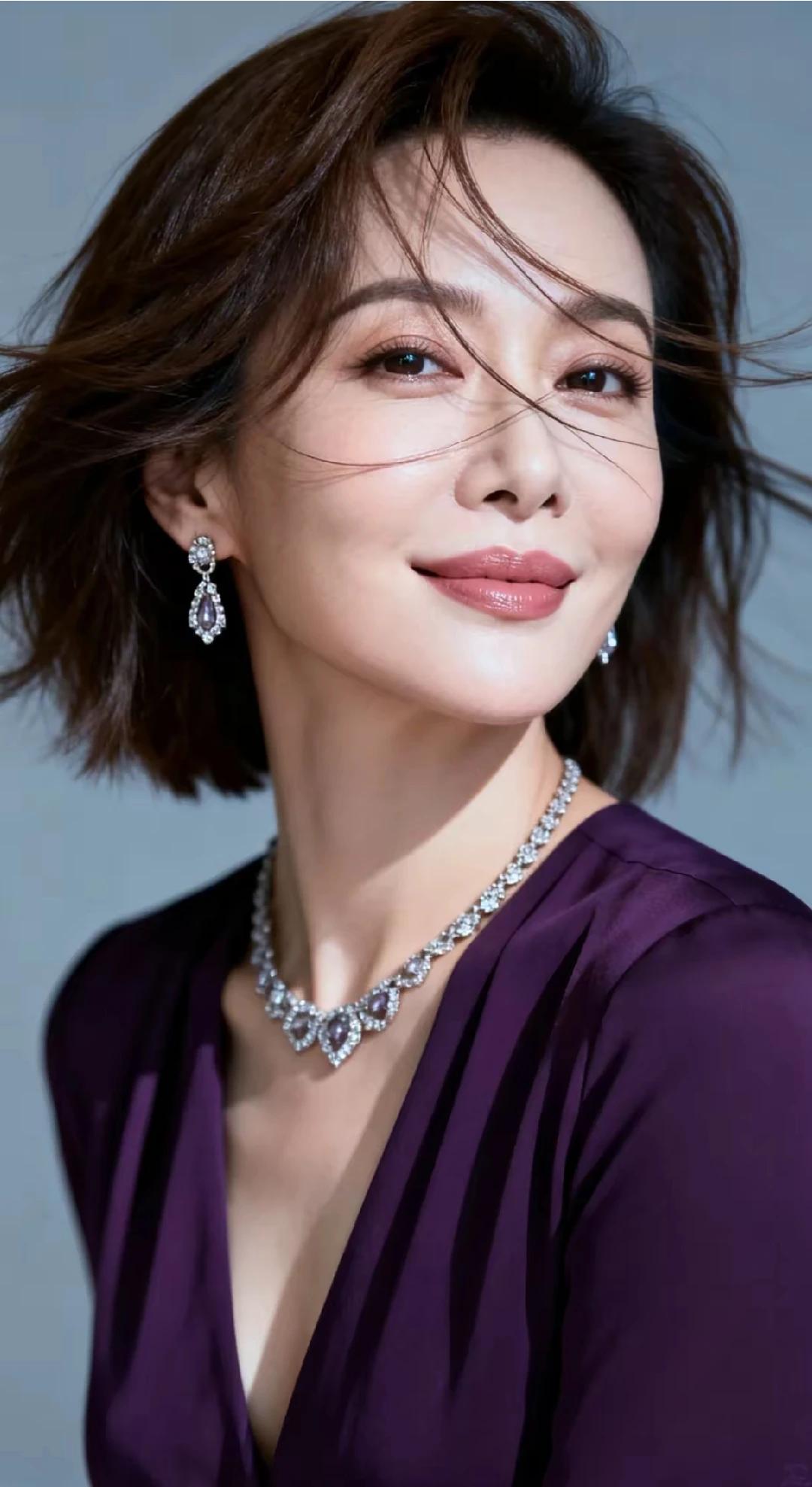 人间千色尽寻常，
一笑清风染岁香。
半世痴怀皆付汝，
惟愿终生常相伴。