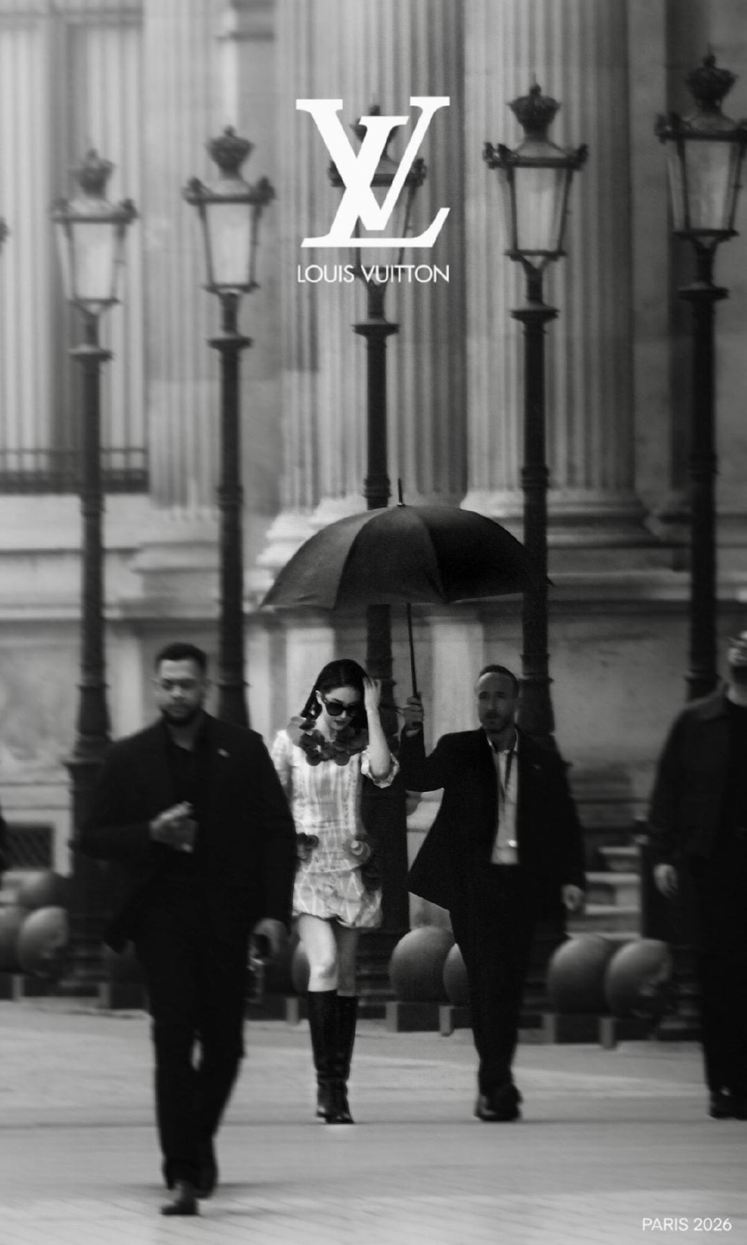 刘亦菲撑伞神图上新了刘亦菲撑伞神图加一刘亦菲撑伞神图更新了，她站在那里，雨也有了